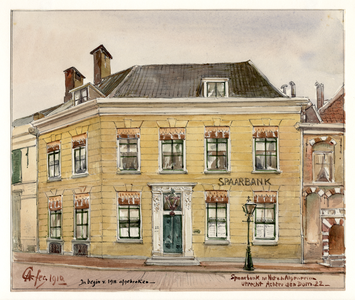 39367 Gezicht op de zij- en voorgevel van het spaarbankgebouw, Achter de Dom 22 te Utrecht, met rechts een gedeelte van ...